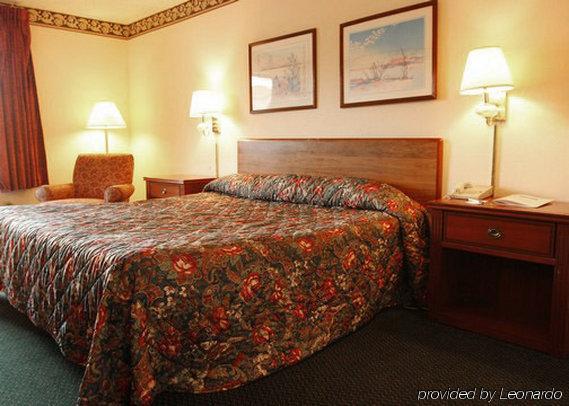 Rodeway Inn Greenwood Room photo